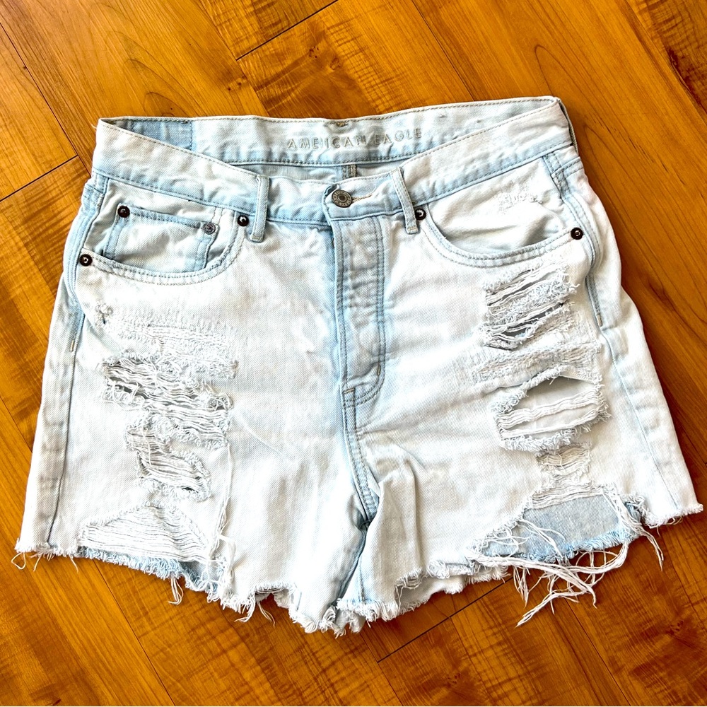 American Eagle mom jean shorts light wash size 8